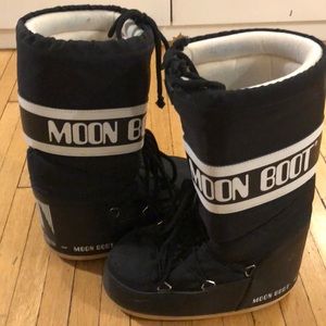 Moonboot - Original Black and White